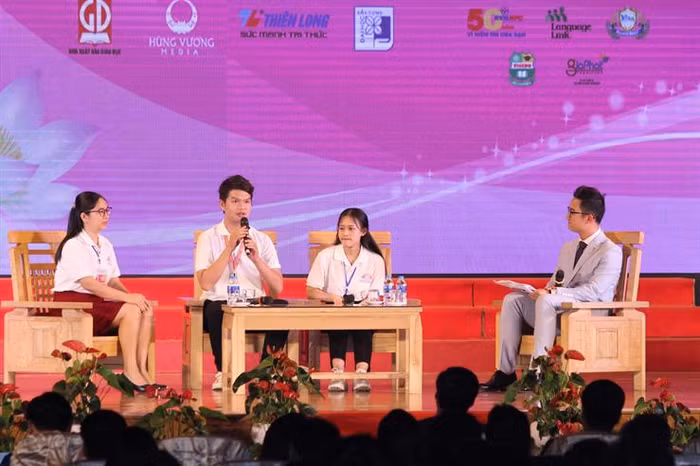 Các thí sinh tiêu biểu giao lưu tại buổi lễ.