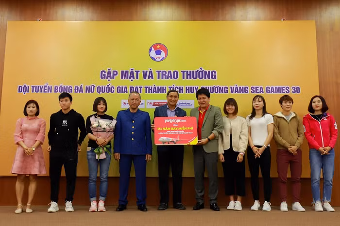 Đội bóng nữ nhận phần thưởng,