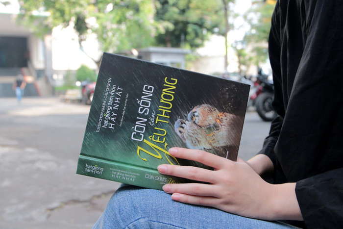 Sách “Còn sống còn yêu thương”. Sách “Còn sống còn yêu thương”.