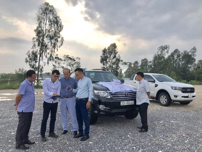 Ông Trương Công Khải - Trưởng ban quản lý Khu Đại học Nam Cao (thứ 2 từ trái qua) - hướng dẫn Tập đoàn Nguyễn Hoàng khảo sát thực địa tại Khu Đại học Nam Cao. Ông Trương Công Khải - Trưởng ban quản lý Khu Đại học Nam Cao (thứ 2 từ trái qua) - hướng dẫn Tập đoàn Nguyễn Hoàng khảo sát thực địa tại Khu Đại học Nam Cao.