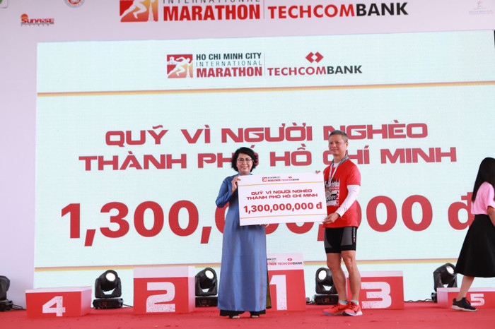 Tổng Giám Đốc Techcombank lên trao tặng số tiền ủng hộ cho Quỹ Vì Người Nghèo Thành Phố Hồ Chí Minh. Tổng Giám Đốc Techcombank lên trao tặng số tiền ủng hộ cho Quỹ Vì Người Nghèo Thành Phố Hồ Chí Minh.