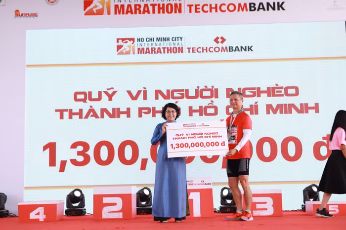 Tổng Giám Đốc Techcombank lên trao tặng số tiền ủng hộ cho Quỹ Vì Người Nghèo Thành Phố Hồ Chí Minh. Tổng Giám Đốc Techcombank lên trao tặng số tiền ủng hộ cho Quỹ Vì Người Nghèo Thành Phố Hồ Chí Minh.