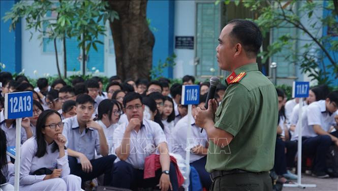 Các chuyên gia và đông đảo học sinh cùng tham gia trao đổi tại buổi tọa đàm “Bạo lực học đường, dâm ô trẻ em – chống được không?”, ngày 8/4, tại TP Hồ Chí Minh. Ảnh minh họa: Thu Hoài/TTXVN Các chuyên gia và đông đảo học sinh cùng tham gia trao đổi tại buổi tọa đàm “Bạo lực học đường, dâm ô trẻ em – chống được không?”, ngày 8/4, tại TP Hồ Chí Minh. Ảnh minh họa: Thu Hoài/TTXVN