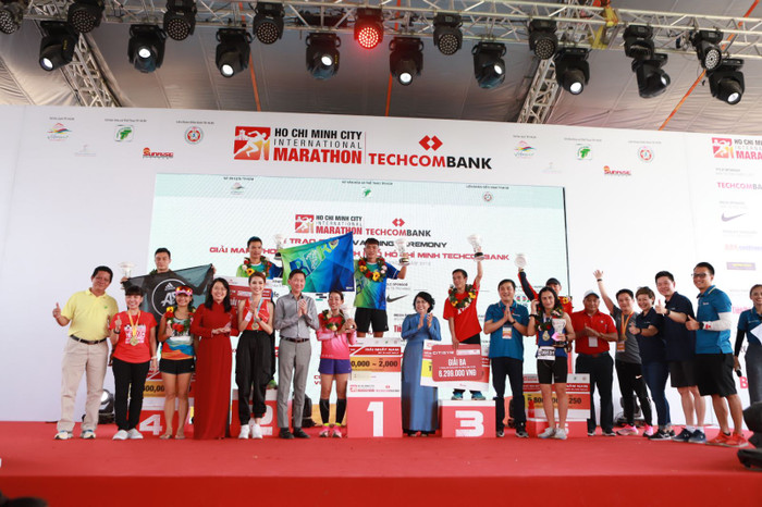 Các đại biểu trao thưởng cho các Vận động viên chuyên nghiệp. Các đại biểu trao thưởng cho các Vận động viên chuyên nghiệp.