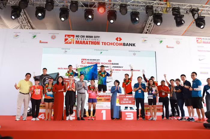 Các đại biểu trao thưởng cho các Vận động viên chuyên nghiệp. Các đại biểu trao thưởng cho các Vận động viên chuyên nghiệp.