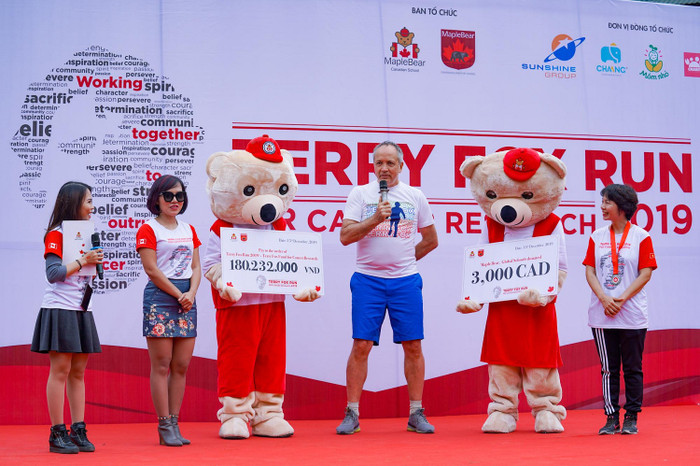 Ông Antony Nezic – Chủ tịch quỹ Terry Fox Việt Nam gửi lời cảm ơn về số tiền mà chương trình đã quyên góp. Ông Antony Nezic – Chủ tịch quỹ Terry Fox Việt Nam gửi lời cảm ơn về số tiền mà chương trình đã quyên góp.