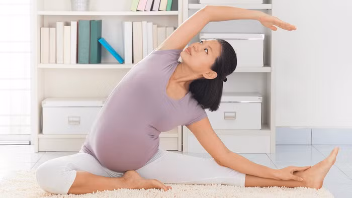 Yoga tiền sản giúp mẹ khỏe hơn khi giao mùa đến.