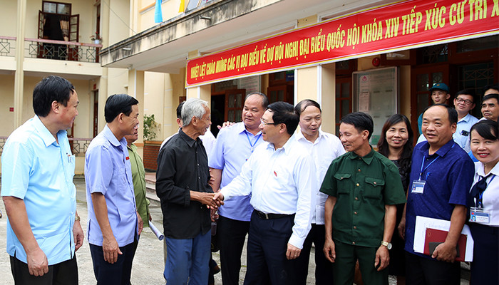 Phó Thủ tướng Phạm Bình Minh nói chuyện với cử tri. Ảnh: VGP/Hải Minh Phó Thủ tướng Phạm Bình Minh nói chuyện với cử tri. Ảnh: VGP/Hải Minh