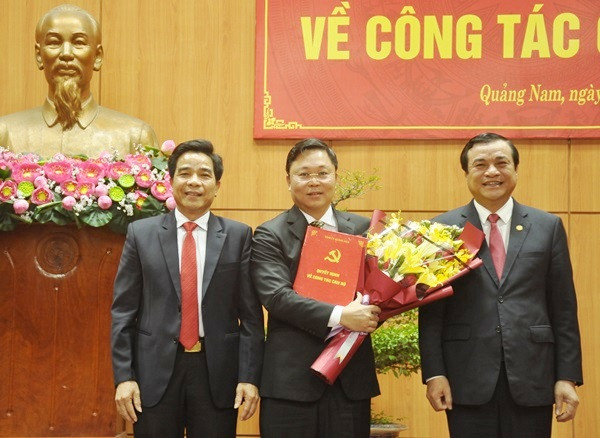 Bí thư Tỉnh ủy Quảng Nam Phan Việt Cường cùng Phó Bí thư Thường trực Tỉnh ủy Quảng Nam Lê Văn Dũng trao quyết định và chúc mừng đồng chí Lê Trí Thanh. Bí thư Tỉnh ủy Quảng Nam Phan Việt Cường cùng Phó Bí thư Thường trực Tỉnh ủy Quảng Nam Lê Văn Dũng trao quyết định và chúc mừng đồng chí Lê Trí Thanh.