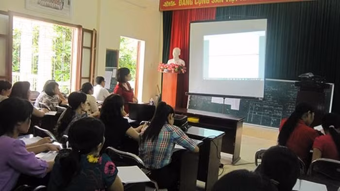 Công tác tập huấn, bồi dưỡng cho đội ngũ cán bộ, giáo viên (Ảnh minh họa: hongbang.edu.vn).