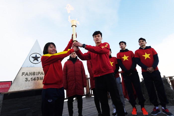 Các tuyển thủ U23 Việt Nam rước đuốc, truyền lửa cho đội tuyển bóng đá nữ quốc gia trên đỉnh Fansipan. Các tuyển thủ U23 Việt Nam rước đuốc, truyền lửa cho đội tuyển bóng đá nữ quốc gia trên đỉnh Fansipan.