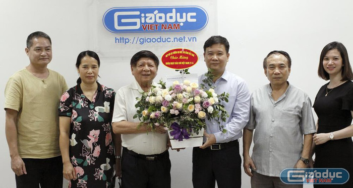 Nhà báo Nguyễn Tiến Bình - Tổng biên tập Báo Điện tử Giáo dục Việt Nam nhận lẵng hoa chúc mừng từ Phó giáo sư, Tiến sĩ Trần Xuân Nhĩ - Phó Chủ tịch Hiệp hội Các trường đại học, cao đẳng Việt Nam. Ảnh: Tùng Dương. Nhà báo Nguyễn Tiến Bình - Tổng biên tập Báo Điện tử Giáo dục Việt Nam nhận lẵng hoa chúc mừng từ Phó giáo sư, Tiến sĩ Trần Xuân Nhĩ - Phó Chủ tịch Hiệp hội Các trường đại học, cao đẳng Việt Nam. Ảnh: Tùng Dương.