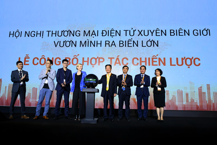Nhằm mục tiêu nâng tầm thương hiệu Việt ra thị trường Quốc tế, hỗ trợ các doanh nghiệp và người bán hàng đẩy mạnh kinh doanh, xuất khẩu, Amazon đã chính thức gia nhập thị trường Việt Nam, hợp tác với T&T Group và Ngân hàng SHB trong thúc đẩy phát triển thương mại điện tử. Nhằm mục tiêu nâng tầm thương hiệu Việt ra thị trường Quốc tế, hỗ trợ các doanh nghiệp và người bán hàng đẩy mạnh kinh doanh, xuất khẩu, Amazon đã chính thức gia nhập thị trường Việt Nam, hợp tác với T&T Group và Ngân hàng SHB trong thúc đẩy phát triển thương mại điện tử.