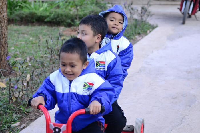 Học trò mầm non Sen Thượng vui với bạn.