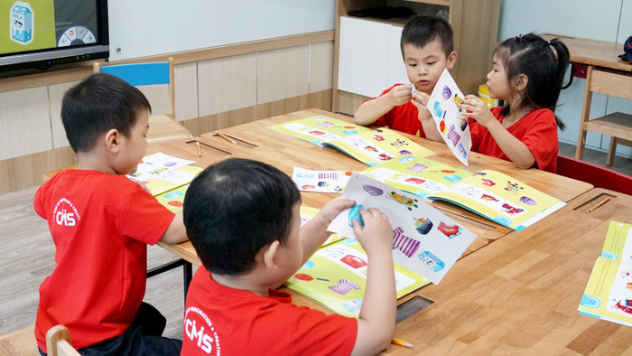 Thông qua các hoạt động, trẻ tiếp nhận kiến thức và rèn luyện kĩ năng 1 cách tự nhiên. Thông qua các hoạt động, trẻ tiếp nhận kiến thức và rèn luyện kĩ năng 1 cách tự nhiên.