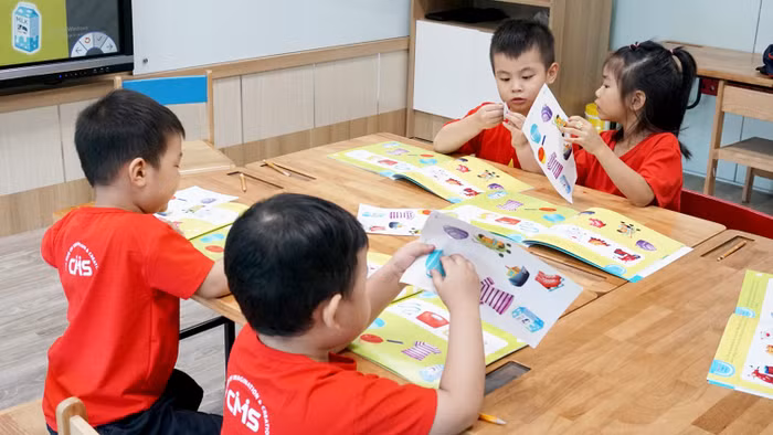 Thông qua các hoạt động, trẻ tiếp nhận kiến thức và rèn luyện kĩ năng 1 cách tự nhiên. Thông qua các hoạt động, trẻ tiếp nhận kiến thức và rèn luyện kĩ năng 1 cách tự nhiên.