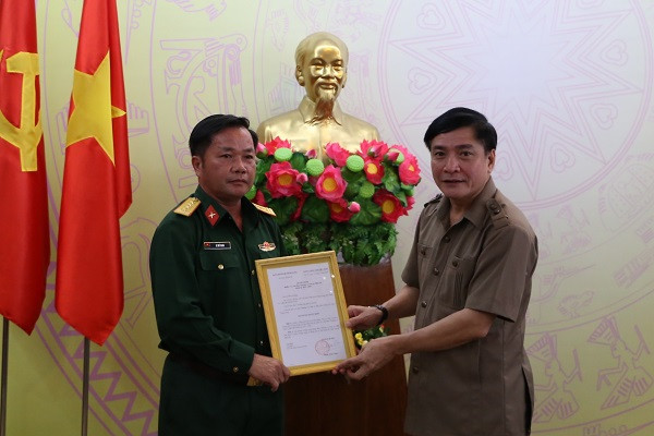 Bí thư Tỉnh ủy Đắk Lắk Bùi Văn Cường trao quyết định cho Đại tá Lê Mỹ Danh. Bí thư Tỉnh ủy Đắk Lắk Bùi Văn Cường trao quyết định cho Đại tá Lê Mỹ Danh.