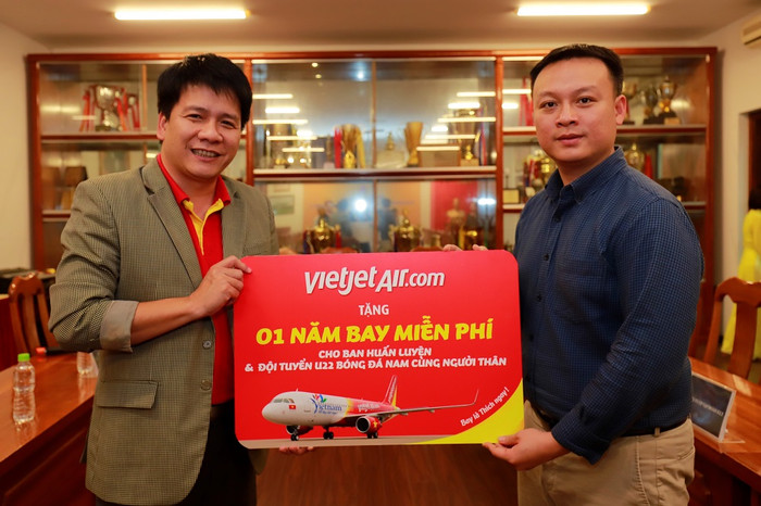 Đại diện các đội tuyển quốc gia nhận phần thưởng.