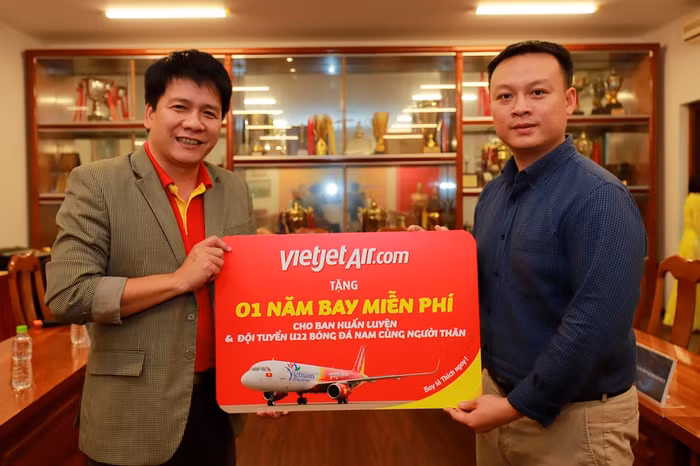 Đại diện các đội tuyển quốc gia nhận phần thưởng.