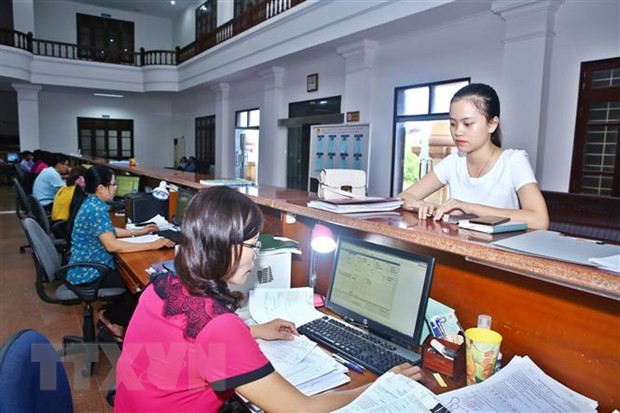 Khách đến giao dịch tại Kho bạc Nhà nước Quảng Bình. (Ảnh: Minh Quyết/TTXVN) Khách đến giao dịch tại Kho bạc Nhà nước Quảng Bình. (Ảnh: Minh Quyết/TTXVN)