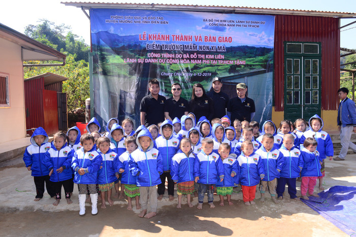 Các em học sinh mầm non Xi Ma, Chung Chải và những tấm áo mùa đông mới.