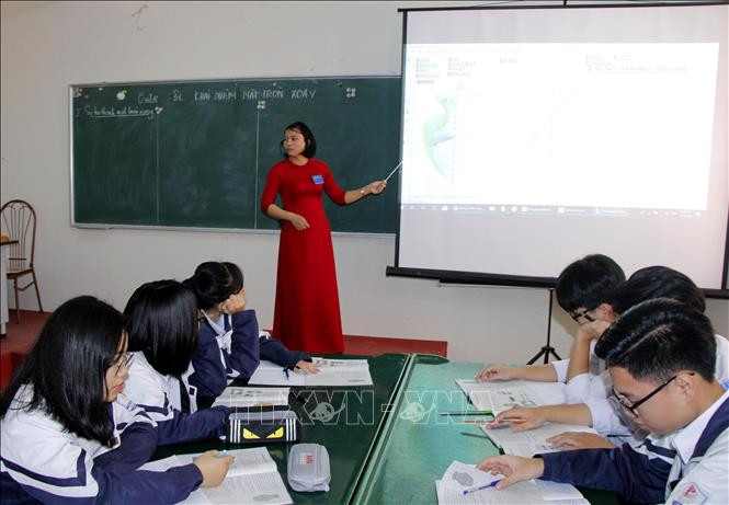 Giáo viên kiêm nhiệm 2 nhiệm vụ nếu dư giờ thì có được được tính tiền tăng giờ? (Ảnh minh họa: TTXVN).