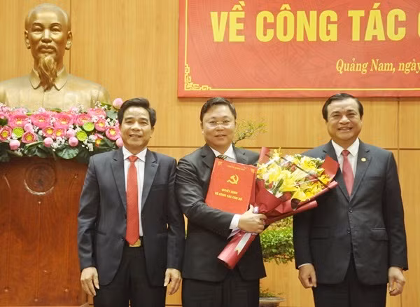 Bí thư Tỉnh ủy Quảng Nam Phan Việt Cường cùng Phó Bí thư Thường trực Tỉnh ủy Quảng Nam Lê Văn Dũng trao quyết định và chúc mừng đồng chí Lê Trí Thanh.