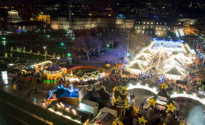 Chợ Noel ở quảng trường lâu đài, thủ phủ Stuttgart, tiểu bang Baden-Wuertemberg. Chợ Noel ở quảng trường lâu đài, thủ phủ Stuttgart, tiểu bang Baden-Wuertemberg.