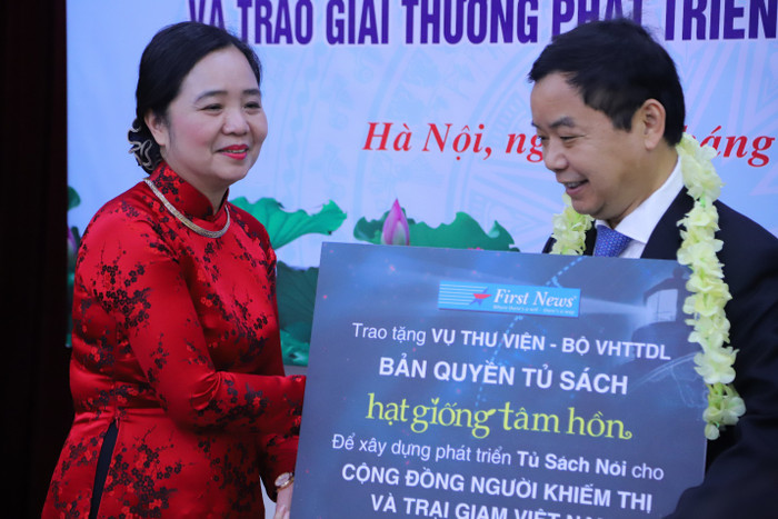 Bà Vũ Dương Thuý Ngà - Vụ trưởng Vụ Thư Viện đại diện lên nhận bản quyền tủ sách “Hạt giống tâm hồn”. Bà Vũ Dương Thuý Ngà - Vụ trưởng Vụ Thư Viện đại diện lên nhận bản quyền tủ sách “Hạt giống tâm hồn”.