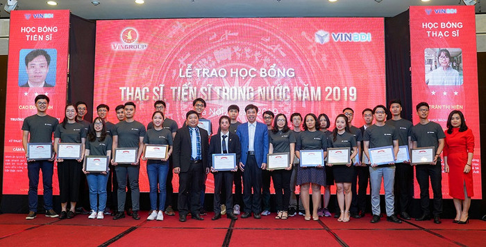 Phạm Đức Chinh tại lễ nhận học bổng của Quỹ đổi mổi sáng tạo Vingroup ngày 16/12. Phạm Đức Chinh tại lễ nhận học bổng của Quỹ đổi mổi sáng tạo Vingroup ngày 16/12.