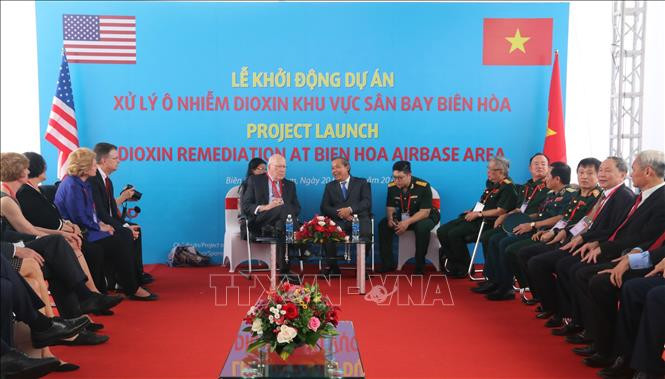 Phó Thủ tướng Thường trực Trương Hòa Bình tiếp đoàn Thượng nghị sĩ Hoa Kỳ dự Lễ khởi động Dự án xử lý ô nhiễm dioxin sân bay Biên Hòa. Ảnh: Sỹ Tuyên/TTXVN Phó Thủ tướng Thường trực Trương Hòa Bình tiếp đoàn Thượng nghị sĩ Hoa Kỳ dự Lễ khởi động Dự án xử lý ô nhiễm dioxin sân bay Biên Hòa. Ảnh: Sỹ Tuyên/TTXVN