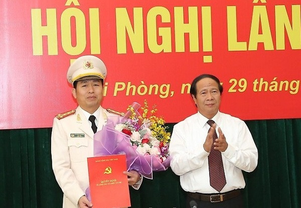 Bí thư Thành ủy Hải Phòng Lê Văn Thành trao quyết định cho Đại tá Vũ Thanh Chương. Bí thư Thành ủy Hải Phòng Lê Văn Thành trao quyết định cho Đại tá Vũ Thanh Chương.