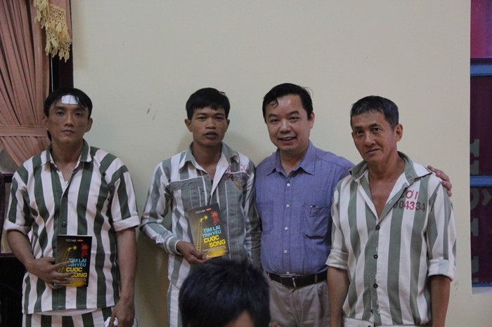 Ông Nguyễn Văn Phước – Giám đốc Công ty First News Trí Việt tặng sách cho phạm nhân. Ông Nguyễn Văn Phước – Giám đốc Công ty First News Trí Việt tặng sách cho phạm nhân.