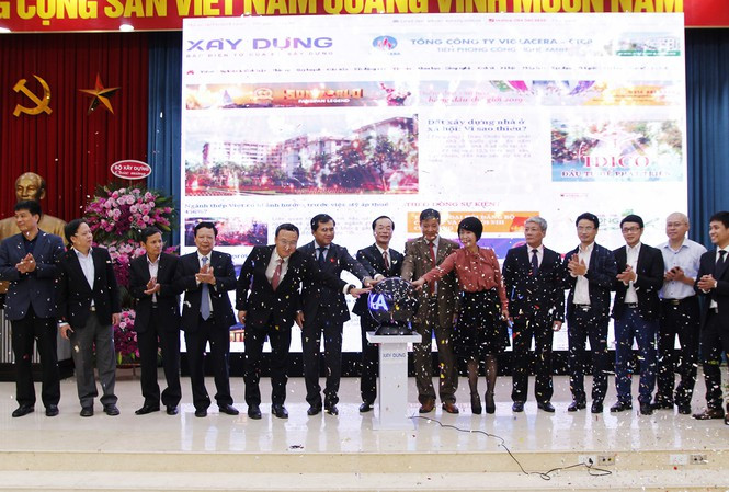 Nhấn nút ra mắt giao diện mới và phiên bản tiếng Anh. Nhấn nút ra mắt giao diện mới và phiên bản tiếng Anh.