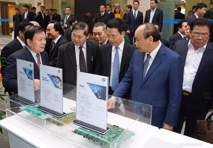 Thủ tướng Nguyễn Xuân Phúc và các đại biểu khu trưng bày thiết bị 5G của Tập đoàn công nghiệp – viễn thông Viettel.
