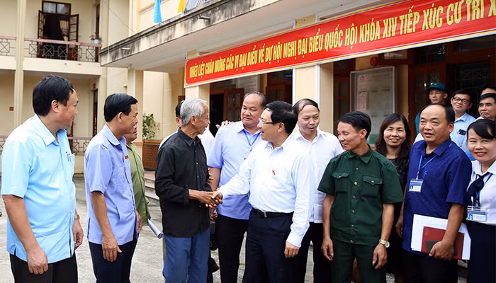 Phó Thủ tướng Phạm Bình Minh nói chuyện với cử tri. Ảnh: VGP/Hải Minh