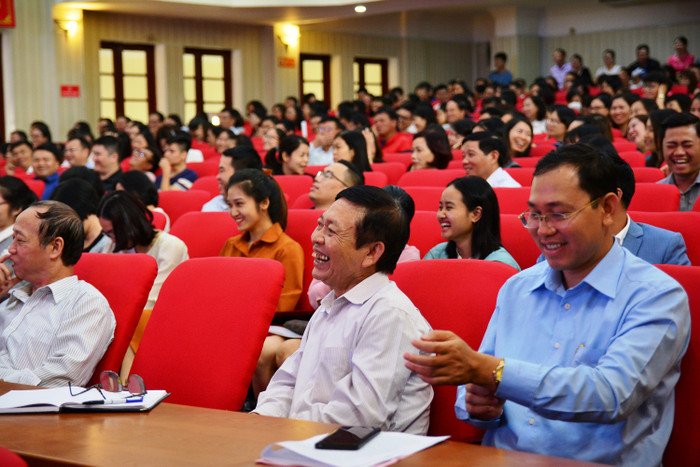 Các buổi thầy Báu giảng lớp luôn có một bầu không khí học tập hăng say và vui vẻ quên cả thời gian giải lao (Ảnh: CT). Các buổi thầy Báu giảng lớp luôn có một bầu không khí học tập hăng say và vui vẻ quên cả thời gian giải lao (Ảnh: CT).