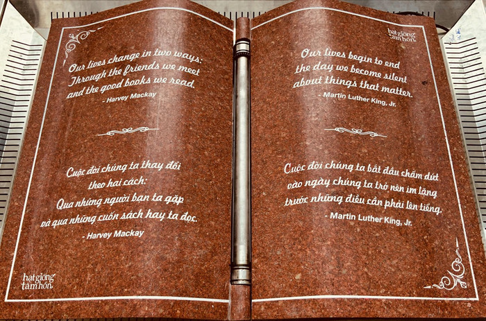 Cuốn sách Hạt Giống Tâm Hồn bằng đá đỏ Phú Yên. Cuốn sách Hạt Giống Tâm Hồn bằng đá đỏ Phú Yên.