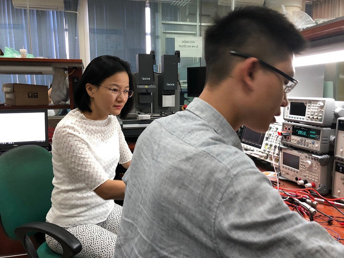 Tiến sĩ Phùng Thị Kiều Hà hướng dẫn sinh viên làm nghiên cứu. Tiến sĩ Phùng Thị Kiều Hà hướng dẫn sinh viên làm nghiên cứu.