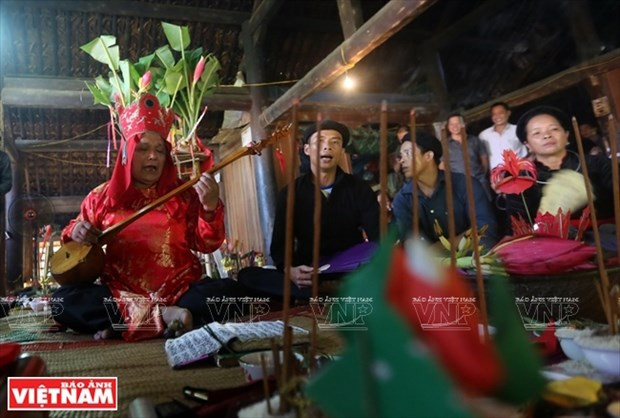 Thầy Then thực hiện nghi lễ cúng Then. (Ảnh: Báo Ảnh Việt Nam/TTXVN) Thầy Then thực hiện nghi lễ cúng Then. (Ảnh: Báo Ảnh Việt Nam/TTXVN)