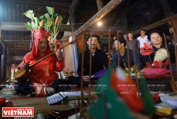 Thầy Then thực hiện nghi lễ cúng Then. (Ảnh: Báo Ảnh Việt Nam/TTXVN)