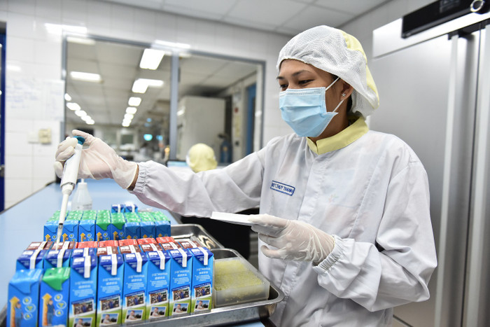 Trước khi được “cấp phép” đến tay người dùng, sữa tươi Cô Gái Hà Lan phải đạt chuẩn “4 Không”: Không dư lượng trừ sâu, không màu hóa học, không dư lượng kháng sinh, không chất bảo quản. Trước khi được “cấp phép” đến tay người dùng, sữa tươi Cô Gái Hà Lan phải đạt chuẩn “4 Không”: Không dư lượng trừ sâu, không màu hóa học, không dư lượng kháng sinh, không chất bảo quản.