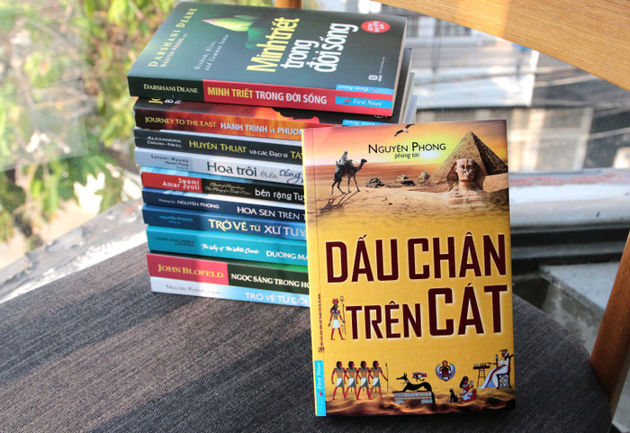 Cuốn sách “Dấu chân trên cát”. Cuốn sách “Dấu chân trên cát”.