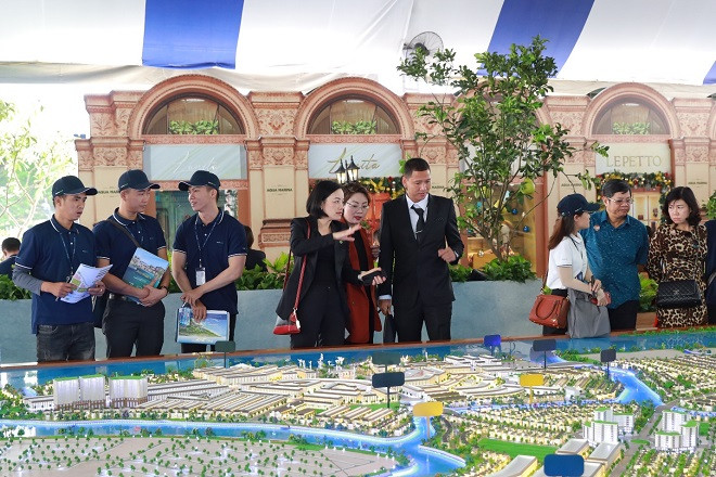 Anh Đức chăm chú, lắng nghe từng câu chữ khi được giới thiệu về các dự án. Anh Đức chăm chú, lắng nghe từng câu chữ khi được giới thiệu về các dự án.