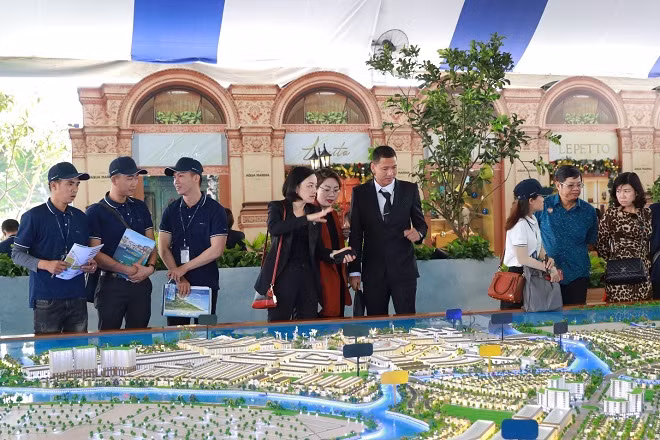 Anh Đức chăm chú, lắng nghe từng câu chữ khi được giới thiệu về các dự án.