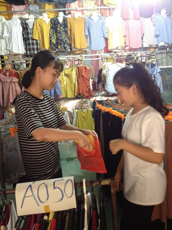 Phạm Ngọc Thư đi làm thêm ở một tiệm quần áo (Ảnh: tác giả cung cấp). Phạm Ngọc Thư đi làm thêm ở một tiệm quần áo (Ảnh: tác giả cung cấp).