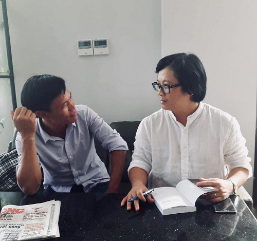 Nhà báo Lê Anh Đạt và thầy giáo Lê Văn Tùng. Nhà báo Lê Anh Đạt và thầy giáo Lê Văn Tùng.