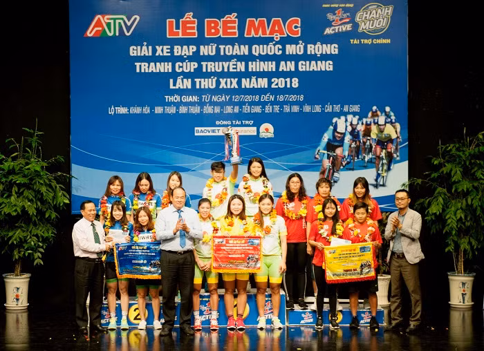 Ông Lê Nguyễn Đức Khôi (bìa phải) trao giải cho các vận động viên xuất sắc. Ông Lê Nguyễn Đức Khôi (bìa phải) trao giải cho các vận động viên xuất sắc.