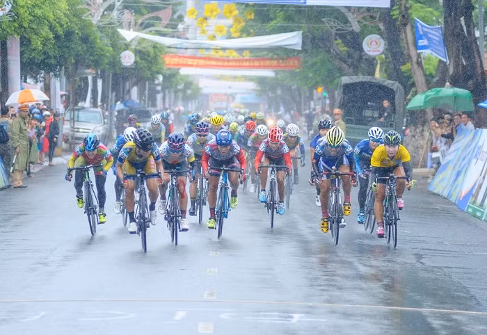 Cơn mưa nặng hạt không thể cản bước các tay đua băng nhanh về đích. Cơn mưa nặng hạt không thể cản bước các tay đua băng nhanh về đích.