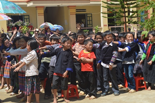 Các em nhỏ vui cười, phấn khởi. Các em nhỏ vui cười, phấn khởi.